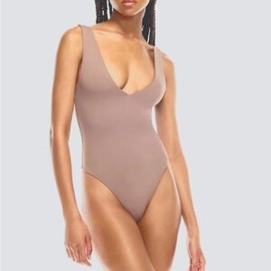 Women’s Aritzia Babaton deep v-neck body suit in taupe Size M